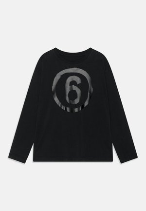 Czarna koszulka z długim rękawem wykonana z bawełny, z dużą okrągłą grafiką przedstawiającą cyfrę "6" na środku. Prosty design z okrągłym dekoltem.