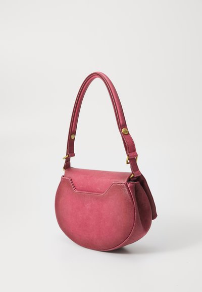 Bolsa de mão redonda em pele burgundy com uma forma estruturada, uma alça curta e detalhes em dourado. Textura suave com um ligeiro brilho.