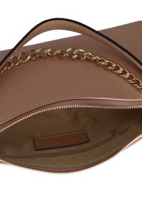 Borsa a mano in pelle color tan con manico a catena dorata, chiusura con zip e interno liscio di una tonalità più scura in contrasto. Presenta una piccola tasca interna.