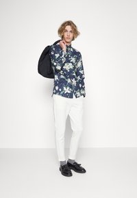 Lindbergh SUPERFLEX CROPPED  - Chinos - off white mix
