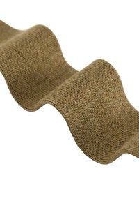 Brunt vævet bånd med en tekstureret overflade, der viser en bølgeform. Stoffet har et naturligt mønster og en fleksibel struktur.