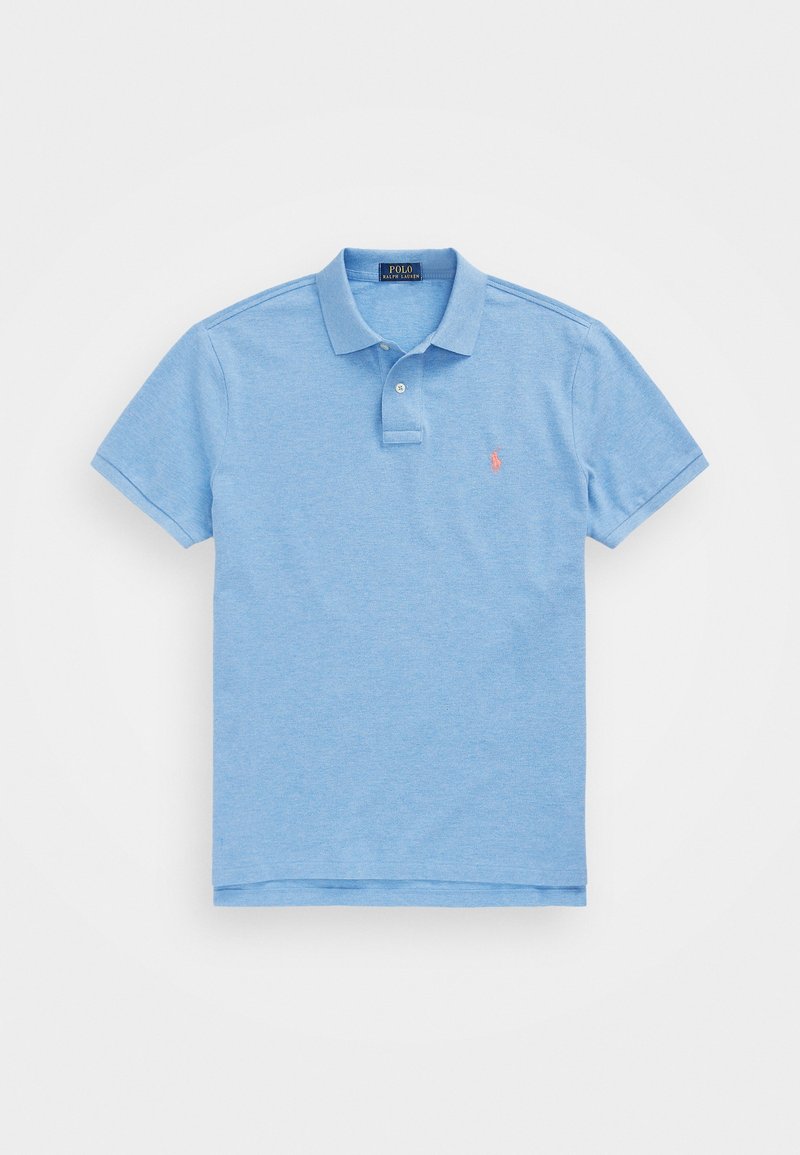 Polo bleu clair en coton avec un col, deux boutons, des manches courtes et un petit logo rouge sur la poitrine gauche.