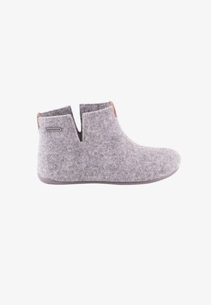 Lage enkel, zachte grijze vilten pantoffel met een kleine gespleten opening en een bruin leren trekhaakje aan de achterkant, platte rubberen zool en Shepherd merklabel.