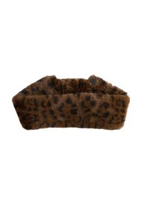 Brunt pannband i fuskpäls med leopardfläckar, med en mjuk textur och bred design för värme. Kanterna är något rynkade.