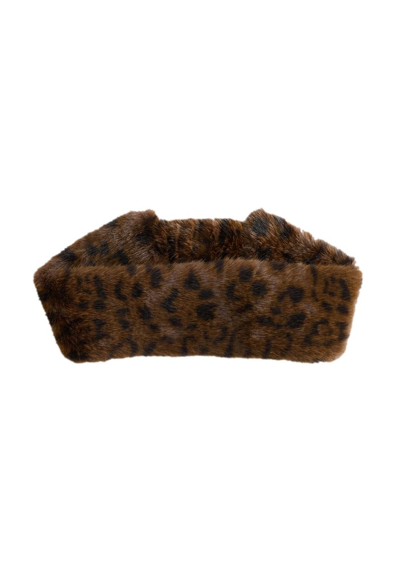 Brunt pannband i fuskpäls med leopardfläckar, med en mjuk textur och bred design för värme. Kanterna är något rynkade.
