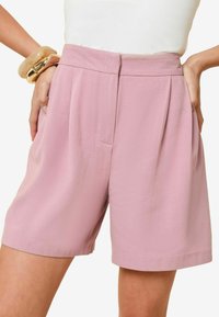 REGULAR FIT - TAILORED ELASTIC BACK - Short - pink