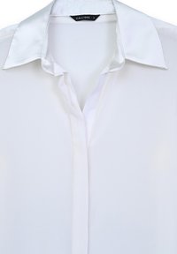Weiße Bluse aus leichtem Stoff mit satinierter Kragen. Verfügt über eine Knopfleiste vorne und eine glatte, durchscheinende Textur. Markenlabel sichtbar.