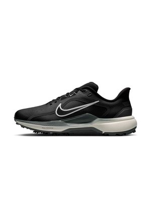 Čierno-sivá bežecká obuv Nike s bielym logom Swoosh a polstrovanou podrážkou navrhnutá pre pohodlie a podporu.
