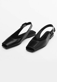 Schwarze Slingback-Schuhe mit offenen Zehen, aus strukturiertem Leder gefertigt. Sie verfügen über ein quadratisches Zehen-Design und einen gesicherten Knöchelriemen mit einer Metallschnalle.