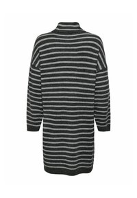 Suéter de rayas grises y negras con un cuello alto, mangas tres cuartos y un corte holgado. Textura suave con un diseño casual.