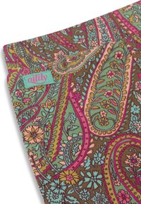 Bruine stof met kleurrijke bloemen- en paisleypatronen in roze, groen en blauw; bevat een klein turkoois label met de tekst "oilily".