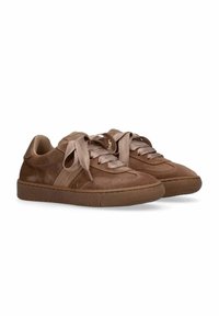 Sneaker in pelle scamosciata marrone con lacci piatti e larghi. Punta rotonda e suole in gomma testurizzata. Presenta un pannello laterale in rete per la traspirabilità.