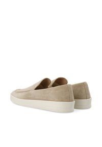 Scarpe slip-on in suede beige con punta rotonda, aperture laterali elastiche e una spessa suola in gomma bianca. Texture liscia, design minimalista.