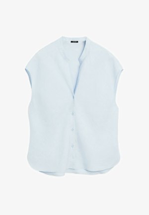 Blouse bleu clair à manches courtes en tissu doux, avec un devant à boutons, un décolleté en V et un ourlet arrondi.
