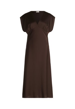 Robe marron sans manches en tissu lisse, avec un décolleté en V et un détail froncé à la taille, présentant une silhouette fluide en ligne A.
