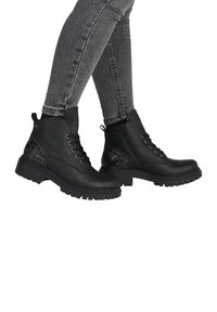 Bottines noires avec une finition en cuir texturé, présentant un panneau à imprimé léopard, un laçage à l'avant et une fermeture éclair sur le côté ; semelle à crans épaisse.