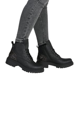 Bottines noires avec une finition en cuir texturé, présentant un panneau à imprimé léopard, un laçage à l'avant et une fermeture éclair sur le côté ; semelle à crans épaisse.