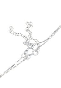 Collana d'argento con una combinazione di stili di catena, inclusi anelli rotondi e segmenti piatti, con un gancio contrassegnato "925" per l'argento sterling.