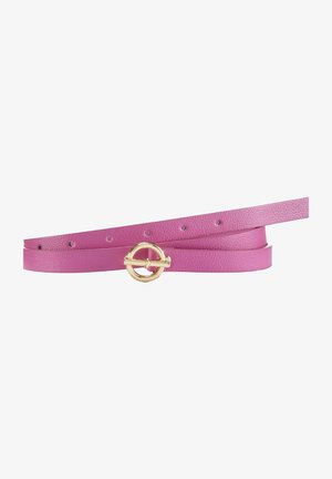 Ceinture en cuir rose texturée avec boucle ronde dorée et plusieurs trous de réglage sur fond blanc.
