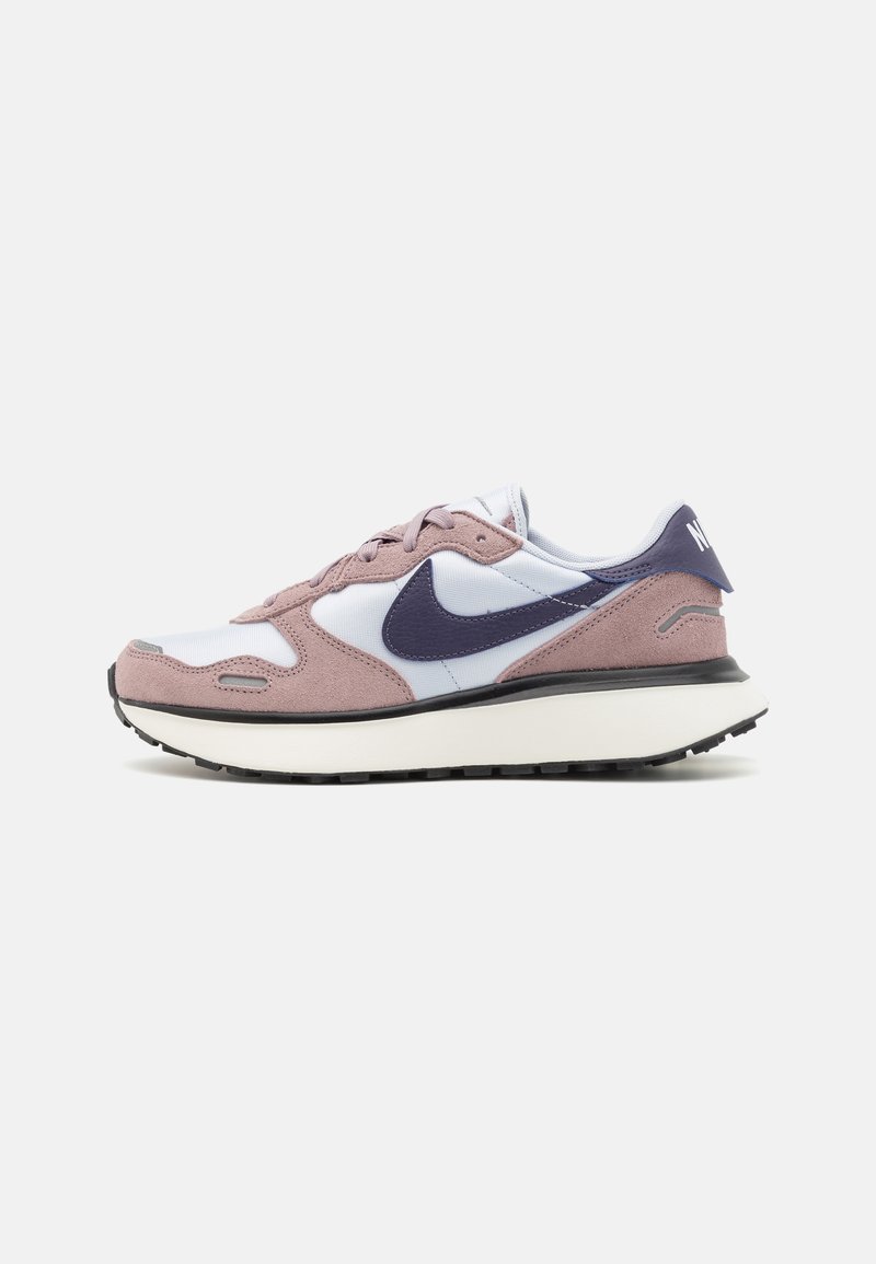 Tenisky Nike s růžovým semišem a světle modrou textilií na vršku, tmavě modrým swoosh, černou podešví a bílými akcenty na patě.