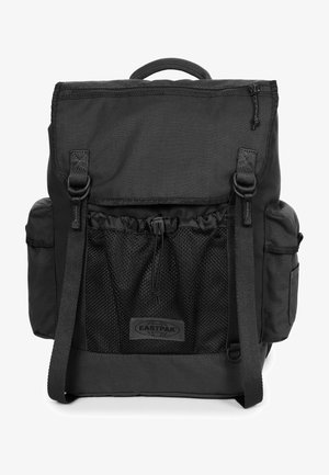 Czarny plecak z klapą składana, siateczkową przednią kieszenią, regulowanymi szelkami i uchwytem do noszenia. Wykonany z wytrzymałego materiału z detalem logo.