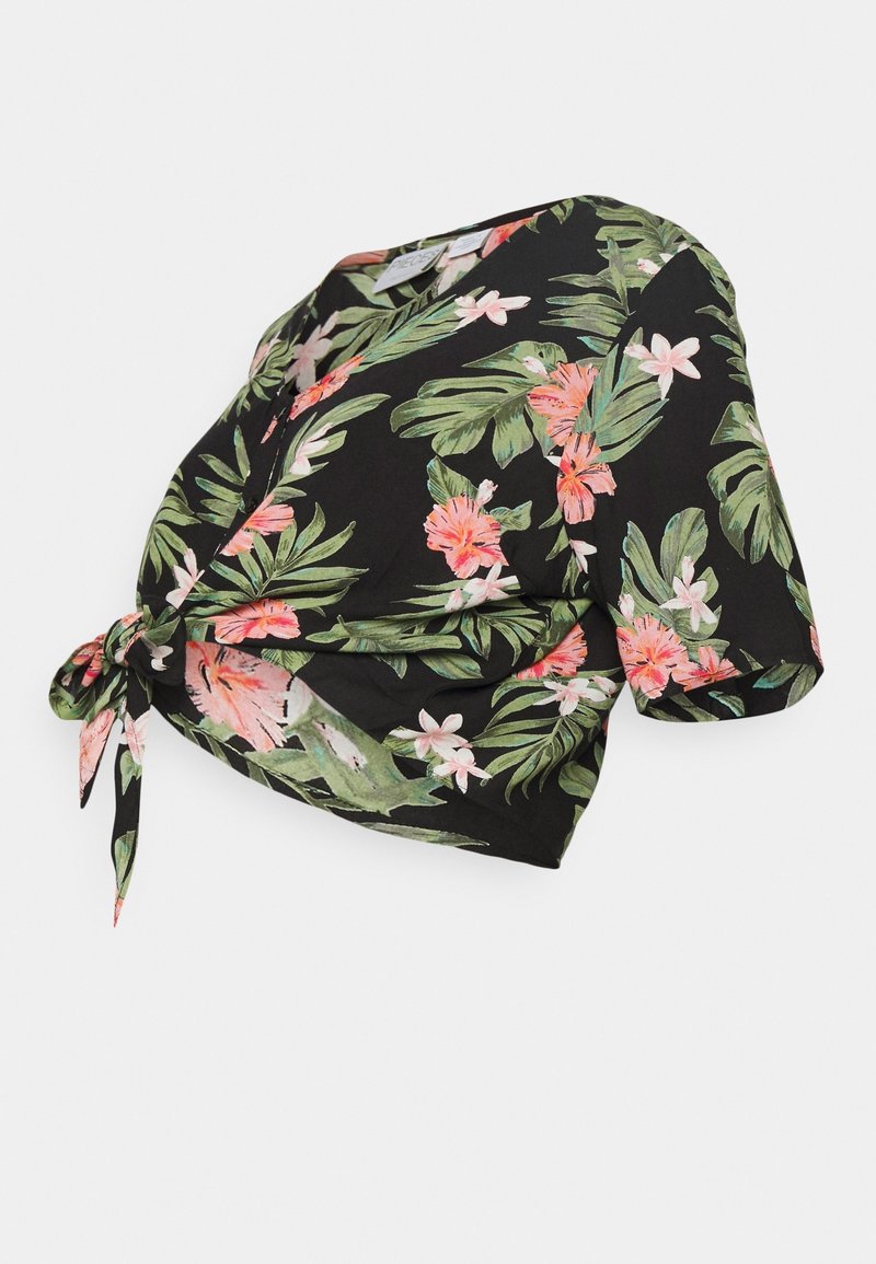 Top negro con estampado floral y mangas cortas, con flores rosas y hojas verdes. El detalle del nudo atado en la parte inferior añade forma y estilo.
