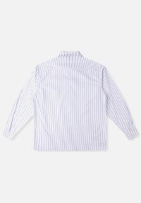 Πουκάμισο με μακριά μανίκια σε λευκό χρώμα με μπλε κάθετες ρίγες. Διαθέτει γιακά, μανσέτες με κουμπιά και ίσια ραφή στη βάση.