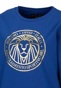 Královská modrá mikina s kulatým zlatým grafickým motivem lva a textem. Vyrobena z měkké látky, má klasický design s kulatým výstřihem.