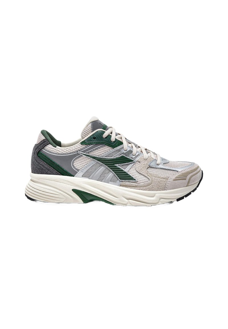 Chaussure de course avec un upper en mesh texturé beige et gris, avec des accents verts ; semelle rembourrée et fermeture à lacets pour un maintien sûr.