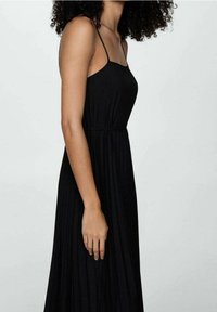 Schwarzes Maxikleid mit dünnen Spaghettiträgern, vertikalen Falten und einer taillierten Passform, aus einem weichen, strukturierten Stoff.