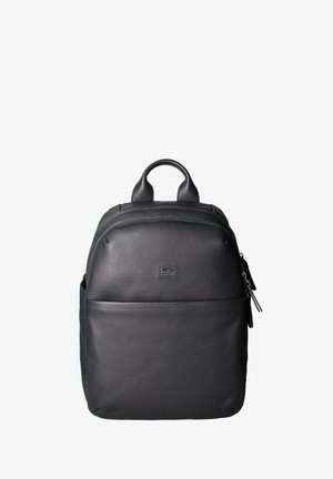Donkere leren rugzak met een gestructureerde oppervlakte, dubbele ritsen, handvat aan de bovenkant, voorvak en minimalistische logo-detail.