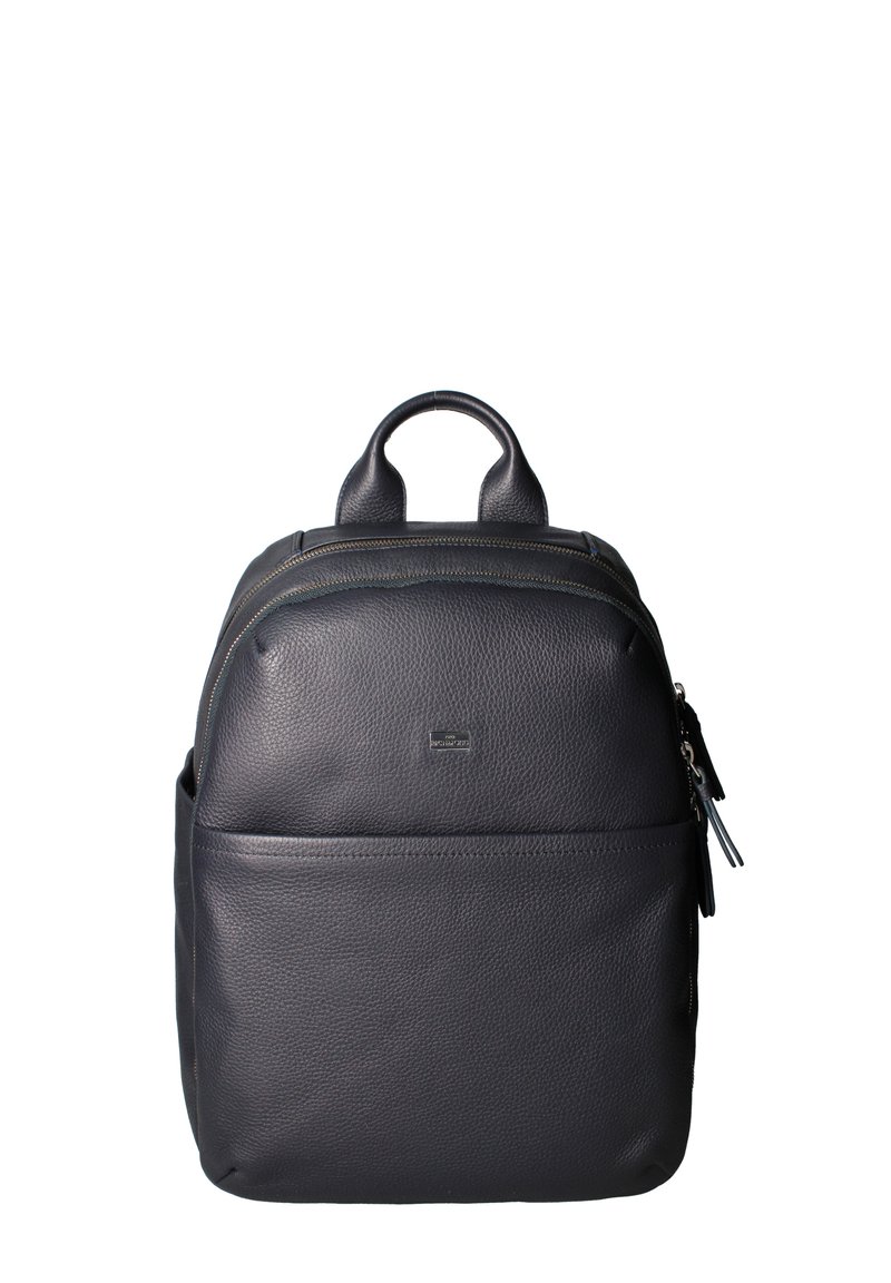Zaino in pelle scura con superficie testurizzata, doppie zip, manico superiore, tasca frontale e dettaglio logo minimalista.
