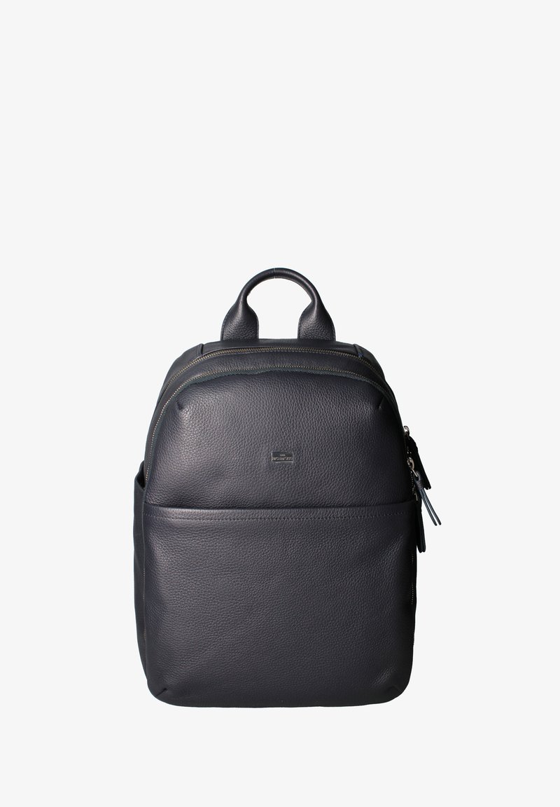 Zaino in pelle scura con superficie testurizzata, doppie zip, manico superiore, tasca frontale e dettaglio logo minimalista.