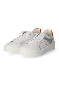 Baskets blanches en cuir avec un design texturé, présentant un accent argenté, un onglet de talon orange et une semelle en caoutchouc épaisse.
