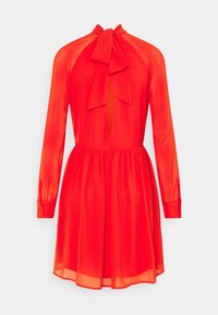 Punainen mini mekko, joka on valmistettu sileästä kankaasta. Mekossa on pitkät hihat, vyötärö on kiristetty ja selässä on nauhakiinnitys kaula-aukon kohdalla.