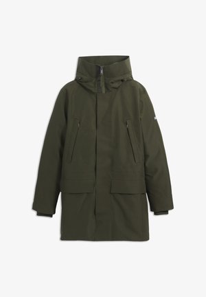 Parka impermeable de color verde olivo con collar alto, cremalleras frontales y grandes bolsillos laterales, que presenta un diseño minimalista y un tejido duradero.