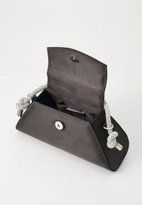 Borsa a pochette nera in satin con forma triangolare, hardware in argento, dettaglio a nodo sulla tracolla e chiusura a pulsante. Interno dotato di una tasca.