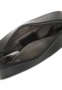 Šedá kožená taštička s texturovaným povrchem, se zipovým uzávěrem, béžovým interiérem a vnitřní kapsou na slip.