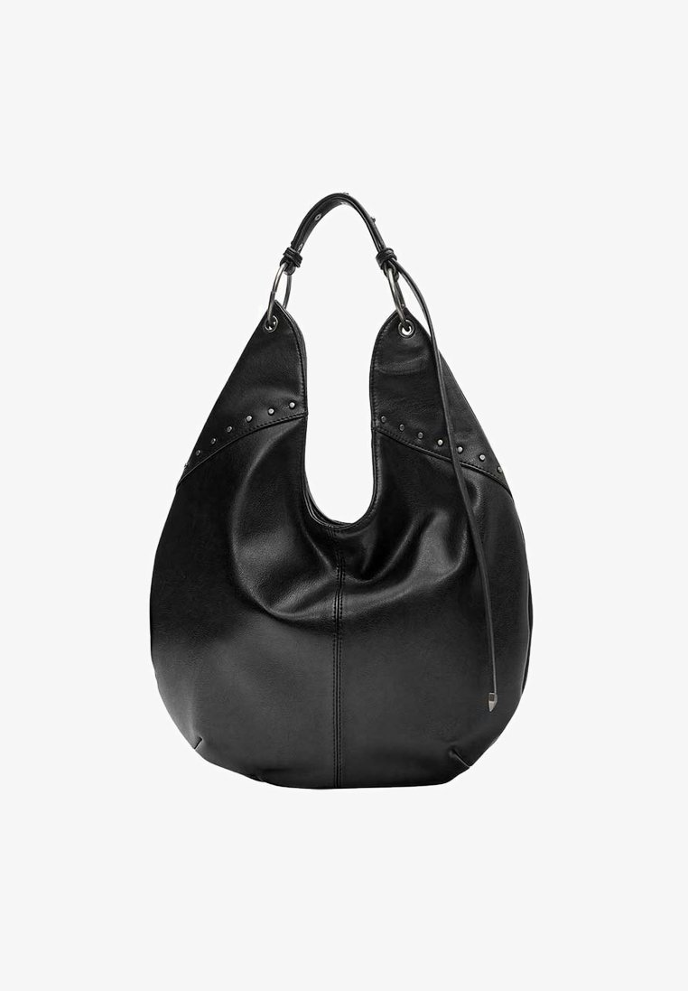 Czarna skórzana torba hobo o zaokrąglonym kształcie, z srebrnymi ćwiekami wzdłuż górnej krawędzi i pojedynczym paskiem na ramię. Miękka tekstura z marszczonym detalem.