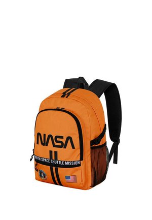 Mochila de tela naranja con acentos negros, que presenta el logo de "NASA", un bolsillo lateral de malla y parches, incluyendo una bandera americana y texto de misión.