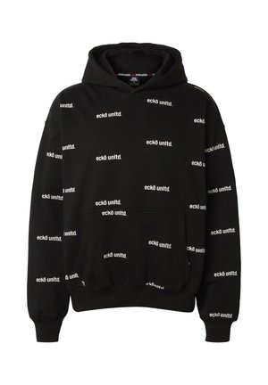 Musta huppari, jossa valkoista "eckō unltd."-tekstiä painettuna etuosaan, hihoihin ja hupun sisäpuolelle, etupuolella kengurutasku.