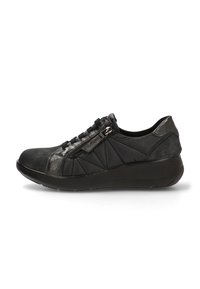 Zapatilla negra con cremallera lateral, paneles de tela acolchada, suela gruesa y detalles de cordones elásticos.