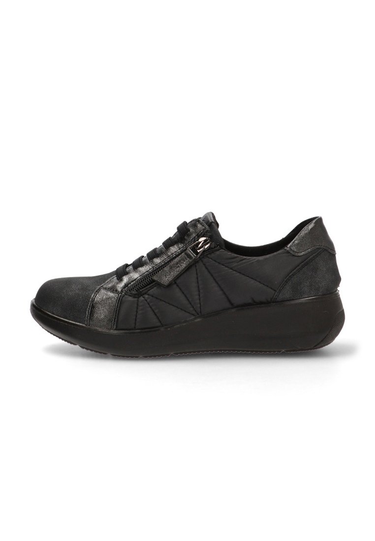 Zapatilla negra con cremallera lateral, paneles de tela acolchada, suela gruesa y detalles de cordones elásticos.