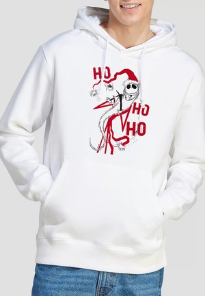 Weißer Hoodie aus Baumwolle mit einer Fronttasche. Mit einem Grafikdruck eines Charakters in einem roten Weihnachtsmannhut und dem Text "HO HO HO".