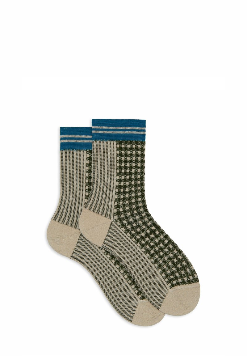 Calzini multicolore con un motivo a scacchi verdi e righe beige, con un risvolto a coste blu. Tessuto testurizzato con vari design.