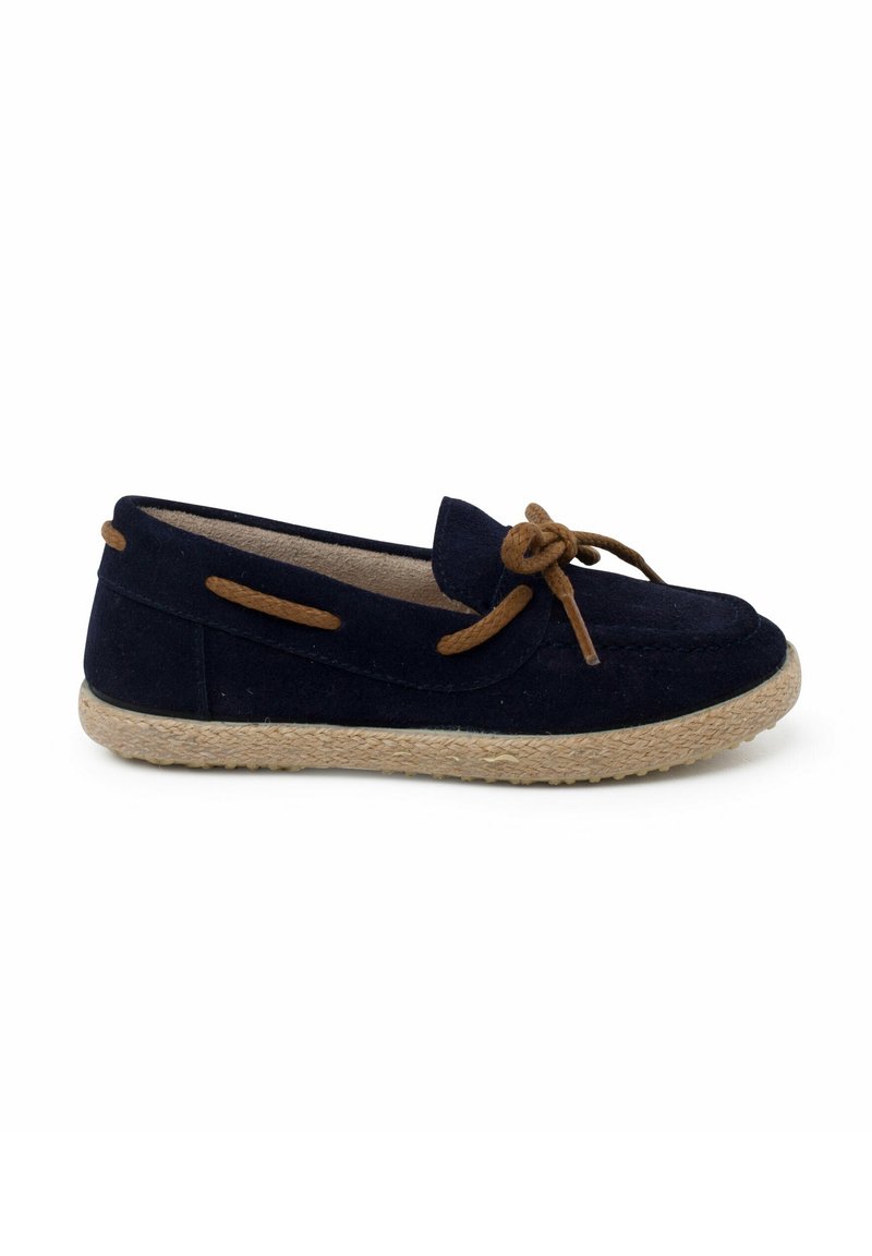 Marineblaue Wildlederschuhe mit runder Zehenpartie, gewebter Jutesohle und braunem Schleifenakzent an der Vorderseite. Mit genähten Details und seitlichen Öffnungen.