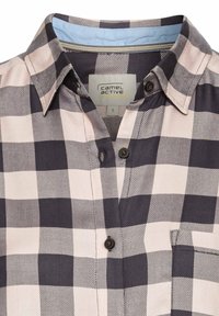 Chemise à carreaux boutonnée beige et noire avec col, poche avant et étiquette de marque "camel active" à l’intérieur du col.