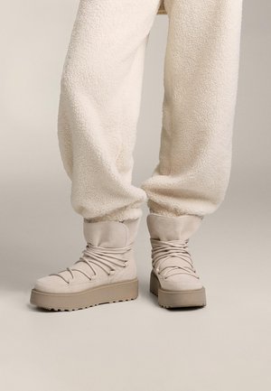 OYSHO Winter boots - white