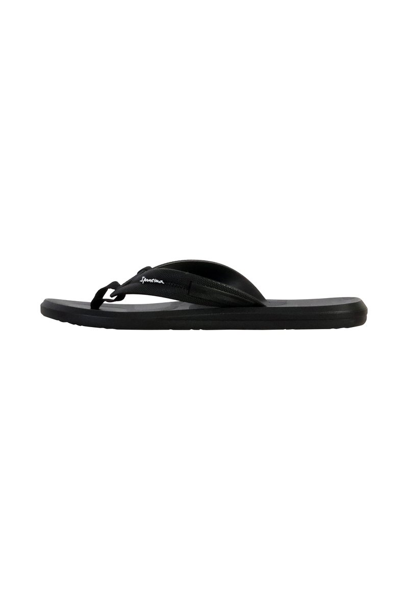 Zwarte flip-flop met een stoffen strap met textuur en een rubberen zool. Plat ontwerp met een eenvoudige, minimalistische uitstraling. Accenten zijn onder andere een logo op de strap.