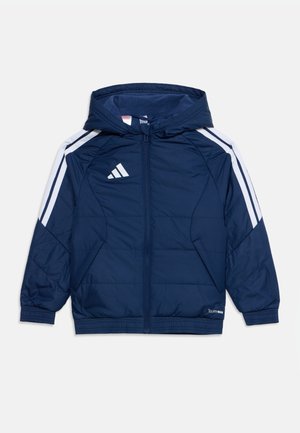 Doudoune bleu marine à capuche avec des bandes blanches sur les manches, fermeture éclair à l'avant, poches latérales et un logo blanc sur la poitrine.